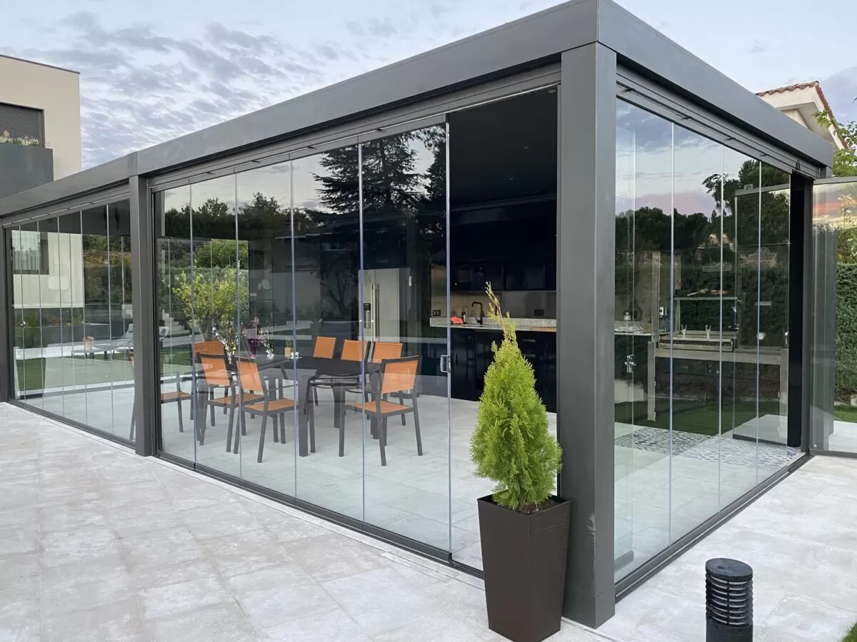 %Pérgolas bioclimáticas% 11 Espacio exterior con Pérgola bioclimática de aluminio con cocina