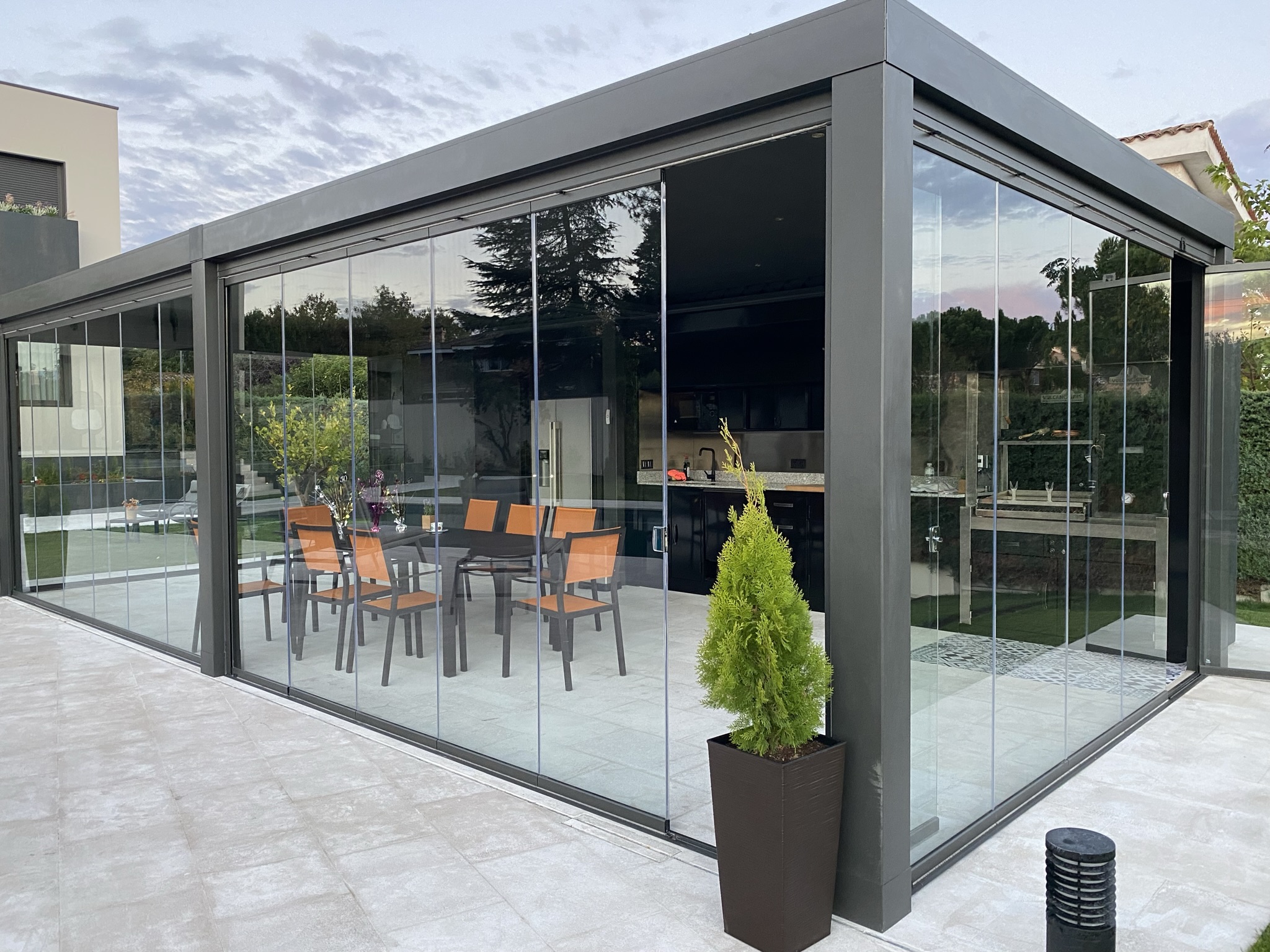 Espacio exterior con Pérgola bioclimática de aluminio con cocina