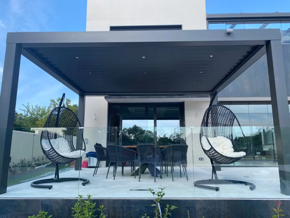 %Pérgolas bioclimáticas% 16 Pérgola bioclimática con barandilla de cristal y lamas de aluminio orientables grises