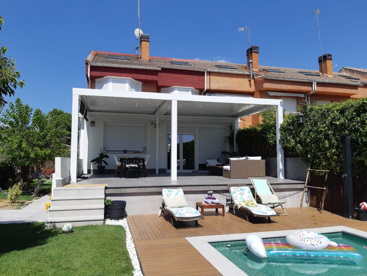 Instalación de Pérgola bioclimática retráctil en chalet de Boadilla del monte (Madrid)